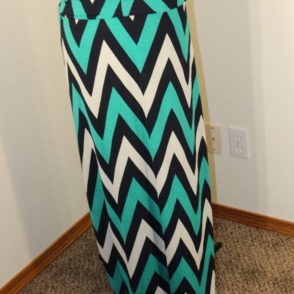 Tovia - Long skirt , size large - Picture 8 of 8